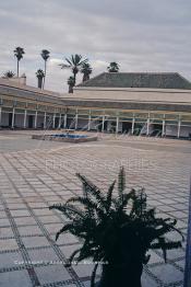 Image du Maroc Professionnelle de  Le Palais de la Bahia se trouve au sud de la Médina de Marrakech près de la Casbah non loin du quartier juif le Mellah. Il fut construit vers 1867 par Si Moussa, puissant et richissime grand Vizir du Sultan Hassan Ier. Durant le règne, Ahmed ben Moussa fils héritier successeur de Si Moussa fait agrandir la partie sud de ce palais officiel, ou il réside avec ses femmes et ses 24 concubines, et leurs nombreux enfants. Le palais est baptisé du nom de sa maîtresse favorite, la B?hiya. Mercredi 21 Août 1997. (Photo / Abdeljalil Bounhar)